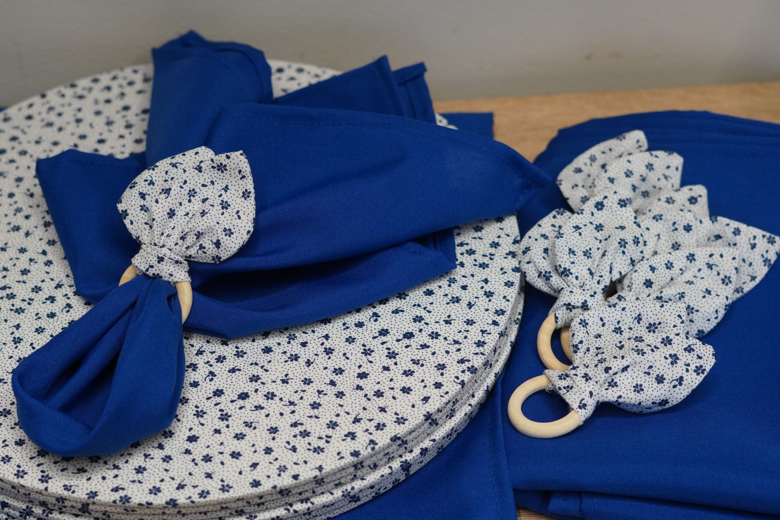 Wiosenny zestaw dekoracyjny na stół Blue Blossom