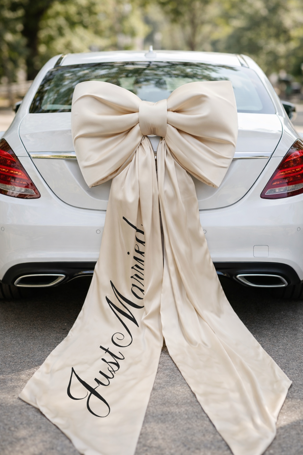 Dekoracja samochodu ślubnego – elegancka kokarda „Just Married”