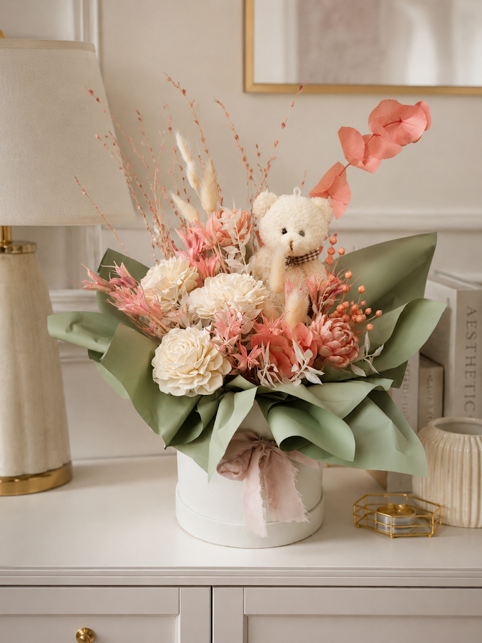 Flower Box z Misiem i Kwiatami Stabilizowanymi